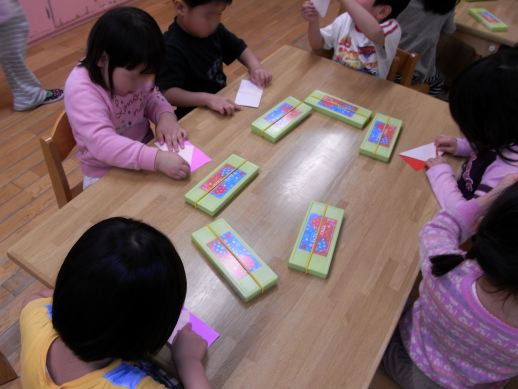 ある日の風景 室内遊び3 4 5歳児 若草保育園 若草トピックス